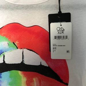 New chaser rainbow lips tee small